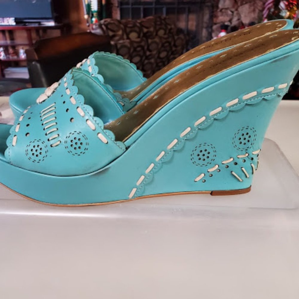 BCBG Shoes Size 9 Wedge Platform Embroidered